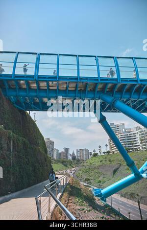 Lima perù agosto 30 2025: Il nuovo ponte pedonale blu di la Paz a miraflores. Foto Stock