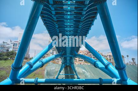 Lima perù agosto 30 2025: Vista ad angolo basso dell'impressionante cornice metallica blu di un ponte pedonale a miraflores, la paz, bolivia Foto Stock