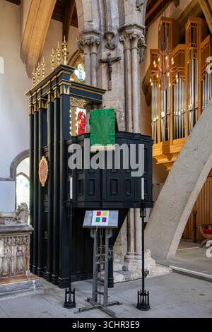 Vista interna della cattedrale di Llandaff, Llandaff vicino a Cardiff, Galles del Sud, Regno Unito. Il pulpito Foto Stock