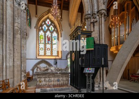 Vista interna della cattedrale di Llandaff, Llandaff vicino a Cardiff, Galles del Sud, Regno Unito. Il pulpito, l'organo e le tombe Foto Stock