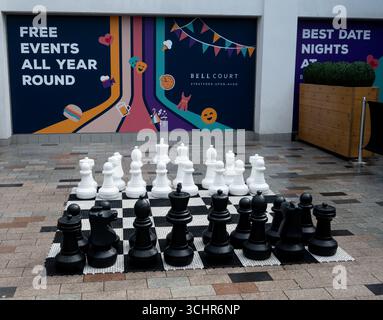 Set da scacchi giganti, Bell Court, Stratford-upon-Avon, Warwickshire, Regno Unito Foto Stock