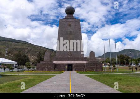 Il Monumento all'Equatore e alla linea di demarcazione equatoriale nel parco equatoriale di Mitad del Mundo, Ecuador. Foto Stock