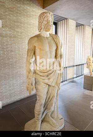 CITTÀ DEL VATICANO, ROMA, ITALIA - 2 AGOSTO 2025 statua in marmo integrale di Zeus, re degli dei. La figura maschile barba è drappeggiata in una toga Foto Stock