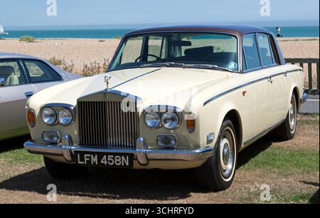 Vista frontale di tre quarti di a Cream and Brown, 1974, Rolls Royce Silver Shaddow, in mostra al Deal and Walmer Classic Car Show, 2025 Foto Stock