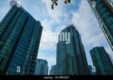 Il condominio Harbourside Park II accanto ad altri condomini a Coal Harbour, Vancouver, BC. Foto Stock