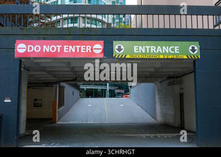 Un cartello "non entrare" e "ingresso" per un parco nel centro di Vancouver, British Columbia. Foto Stock