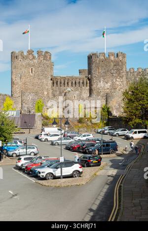 Vista del castello di Conway dalle mura della città, Galles, Regno Unito. 2025 Foto Stock
