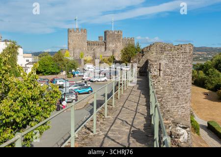 Vista del castello di Conway dalle mura della città, Galles, Regno Unito. 2025 Foto Stock