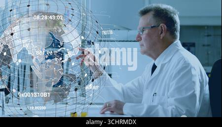 Raggiungere lo scienziato nel camice da laboratorio interagendo con il globo olografico nel laboratorio di ricerca, copiare lo spazio Foto Stock