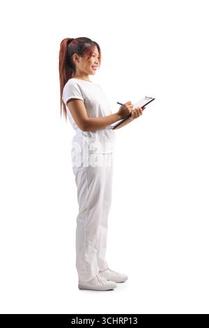 Massaggiatore in uniforme bianca con appunti isolati su sfondo bianco Foto Stock