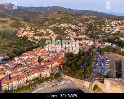 Vista aerea di Collioure colorata, stradine strette, città turistica estiva con edifici storici, spiagge, Pirenei-Orientales, France in Foto Stock