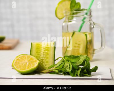 Sana menta cetriolo e bevanda disintossicante rinfrescante al calce Foto Stock