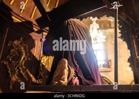 Porto, Portogallo - 10 luglio 2025: Lo splendido altare decorativo nella chiesa del Carmo di Porto Portogallo Foto Stock