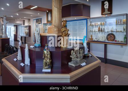 Statue religiose nel museo vicino a nostra Signora del Beauraing / santuario di Notre-Dame de Beauraing / luogo di pellegrinaggio a Beauraing, Namur, Belgio Foto Stock