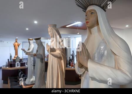 Statue religiose nel museo vicino a nostra Signora del Beauraing / santuario di Notre-Dame de Beauraing / luogo di pellegrinaggio a Beauraing, Namur, Belgio Foto Stock
