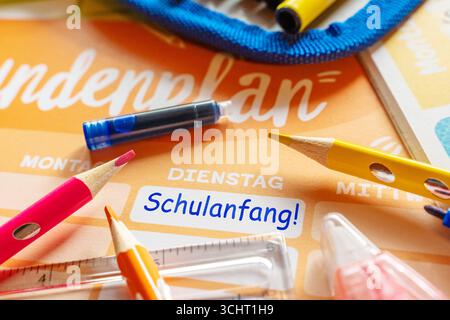 Baviera, Germania - 3 settembre 2025: FOTOMONTAGGIO, orario con iscrizione: Inizio della scuola circondato da penne colorate e forniture scolastiche *** FOTOMONTAGE, Stundenplan mit Aufschrift: Schulanfang umgeben von bunten Stiften und Schulmaterial Foto Stock