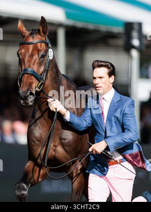 Harry Meade della Gran Bretagna con et Hop du Matz durante la prima ispezione di cavalli presso i Defender Burghley Horse Trials il 3 settembre 2025, Stamford, Regno Unito (foto di Maxime David - MXIMD Pictures) Foto Stock