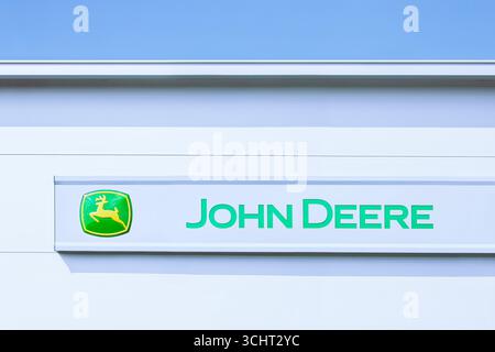 Logo John Deere su una concessionaria - John Deere è un'azienda americana che produce attrezzature agricole e macchinari pesanti. Foto Stock