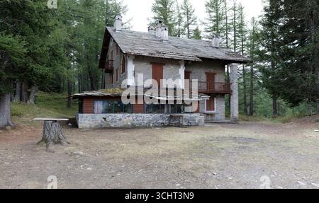 Tête d'Arpy, Valle d'Aosta, Italia - 29 agosto 2025: Vecchio hotel e ristorante abbandonato. Foto Stock