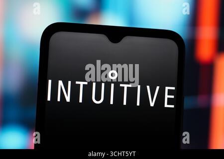 In questa immagine, il logo intuitivo chirurgico viene visualizzato sullo schermo di uno smartphone. Foto Stock