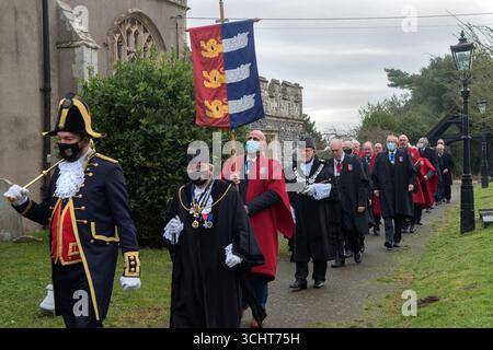 Scegliere giorno, Brightlingsea, Essex. La processione nella Chiesa di Ognissanti per la cerimonia di scelta di un nuovo deputato del Sindaco di Sandwich. Il sindaco di Sandwich Paul Graeme segue il sergente cittadino di Sandwich Kevin Cook, che porta l'Hog Mace sulla sua spalla. Il nuovo vice (non ancora eletto) Mark Wilby porta la bandiera seguita da Frank Pomroy, l'attuale vice. Brightlingsea, Essex, Inghilterra 6 dicembre 2021 UK 2020s HOMER SYKES Foto Stock