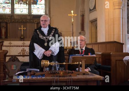 Frank Pomroy, deputato delle cinque porte della libertà di Brightlingsea, che indossa la sua catena di uffici, «The Great Opal» tiene un discorso durante la cerimonia del Choice Day tenutasi nella Chiesa di Ognissanti. Brightlingsea, Essex, Inghilterra 6 dicembre 2021 UK 2020s HOMER SYKES Foto Stock