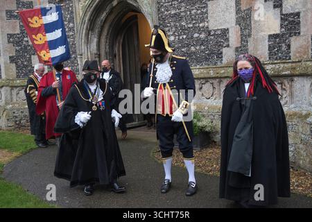 Brightlingsea Essex. La scelta del giorno si svolge presso la Chiesa di Ognissanti il primo lunedì successivo al giorno di Sant'Andrea. Il sindaco di Sandwich, il Serjeant della città lascia la chiesa con il Revd. Caroline Beckett per la Liberty Hall, il Community Centre e il pranzo. Brightlingsea, Essex, Inghilterra 6 dicembre 2021 UK 2020s HOMER SYKES Foto Stock