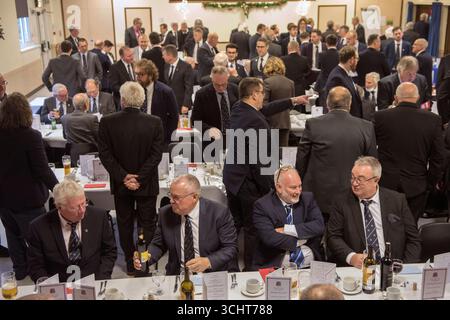 Brightlingsea Essex. I liberi della città, sono quelli che vi nascono o che si sono sposati nel luogo. Al momento della scelta del giorno, i nuovi arrivati pagano una tassa di 11d, una volta raggiunta la qualifica residenziale di un anno e un giorno. Dopo il rituale Choice Day e il breve servizio nella Chiesa di Ognissanti, un pranzo al tavolo viene servito nella sala della libertà, Centro comunitario. Brightlingsea, Essex, Inghilterra 6 dicembre 2021 UK 2020s HOMER SYKES Foto Stock