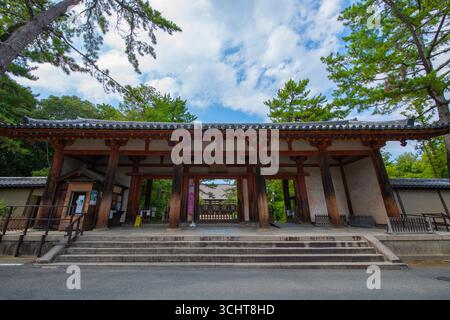Grande porta Sud (Namdaimon) del Tempio Toshodai Ji. Questo tempio è un tempio buddista Risshu (Ritsu) nella storica città di Nara, in Giappone. Questo tempio belon Foto Stock