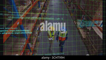 Camminare per due colleghi indossando giubbotti di sicurezza che navigano su corridoi a baia alta con scatole, mascheratura digitale Foto Stock