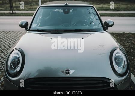 Vista frontale di una Mini Cooper con fari rotondi e iconico emblema Mini. Palic, Serbia - 26 dicembre 2024. Foto Stock