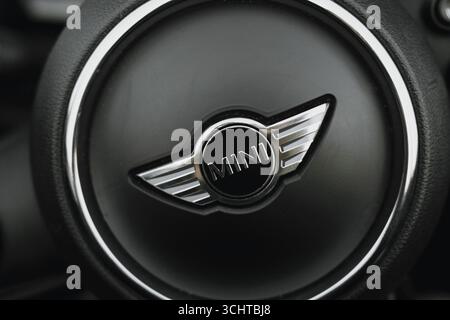 Primo piano del volante Mini Cooper con emblema cromato lucido. Palic, Serbia - 26 dicembre 2024. Foto Stock