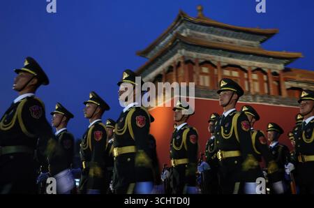 Pechino, Cina. 3 settembre 2025. I soldati cinesi dell'Esercito Popolare di Liberazione arrivano per la parata militare che celebra il 80° anniversario della vittoria della Cina sul Giappone nella seconda guerra sino-giapponese in Piazza Tiananmen, 3 settembre 2025 a Pechino, Cina. Credito: Alexander Kazakov/foto del governo russo/Alamy Live News Foto Stock