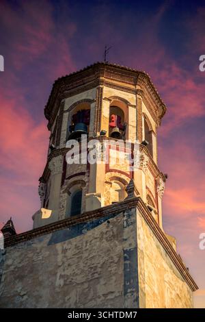 Foto verticale al tramonto del campanile della Parrocchia Santa María Magdalena a Cehegín, regione di Murcia, Spagna. Foto Stock