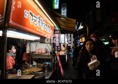 TAIPEI, TAIWAN - 18 dicembre: I visitatori passano davanti allo stand di Aye Hey Thin Noodles, famoso in tutto il mondo. Folle di persone hanno affollato il mercato notturno di Shilin il 18 dicembre a Taipei, Taiwan. Foto Stock