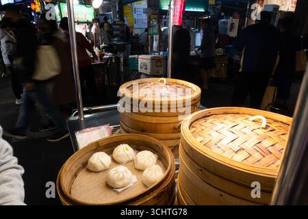 TAIPEI, TAIWAN - 18 dicembre: Il venditore di ravioli di riso Bao prepara le sue merci. Folle di persone hanno affollato il mercato notturno di Shilin il 18 dicembre a Taipei, Taiwan. Foto Stock