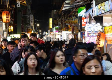 TAIPEI, TAIWAN - 18 dicembre: Folle di persone hanno affollato il mercato notturno di Shilin il 18 dicembre a Taipei, Taiwan. Foto Stock