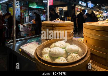 TAIPEI, TAIWAN - 18 dicembre: Il venditore di ravioli di riso Bao prepara le sue merci. Folle di persone hanno affollato il mercato notturno di Shilin il 18 dicembre a Taipei, Taiwan. Foto Stock