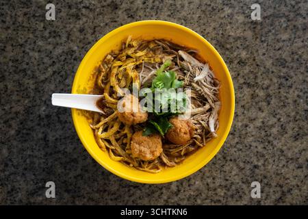 Zuppa di noodle Sarawak Laksa, un famoso piatto del Borneo Foto Stock