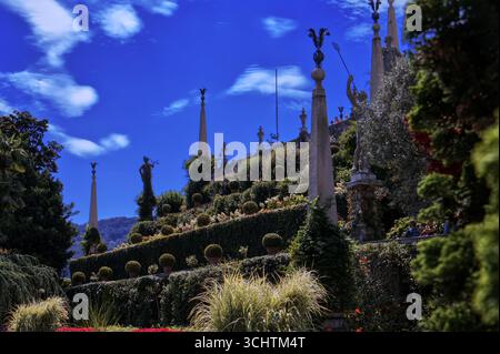 STRESA, ITALIA 5 AGOSTO 2025: Splendida Isola bella con giardino fiorito, architettura barocca, Lago maggiore, Stresa, Italia. Foto Stock