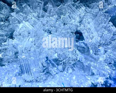 Vista dettagliata dei cristalli di ghiaccio che mostrano le loro forme geometriche Foto Stock