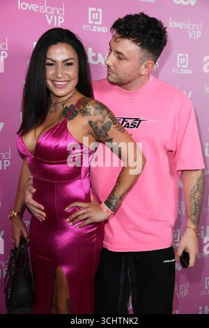 Jasmin Herren mit Freund Philipp Bender bei der LOVE ISLAND VIP Kino-Preview im Cinenova a Köln am 03.09.2025 *** Jasmin Herren con il fidanzato Philipp Bender all'anteprima del film VIP LOVE ISLAND al Cinenova di Colonia il 03 09 2025 Foto Stock