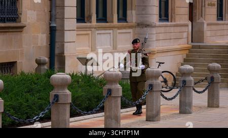 LUSSEMBURGO, EUROPA - 1 SETTEMBRE 2025 - soldato dell'esercito lussemburghese pattuglia il grande palazzo ducale di Lussemburgo Foto Stock