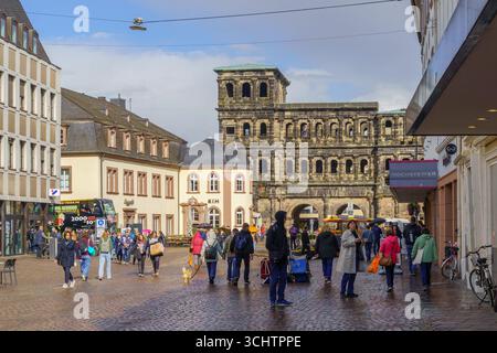Treviri, Germania - 11 ottobre 2024: Veduta della porta Nigra, una porta della città di epoca romana, con gente del posto e visitatori, a Treviri, Renania-Palatinato, Germania Foto Stock