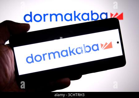 India. 3 settembre 2025. In questa immagine, un logo Dormakaba viene visualizzato su uno smartphone e sullo sfondo. (Immagine di credito: © Avishek Das/SOPA Images via ZUMA Press Wire) SOLO PER USO EDITORIALE! Non per USO commerciale! Foto Stock