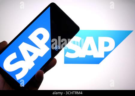 India. 3 settembre 2025. In questa immagine, il logo SAP viene visualizzato su uno smartphone e sullo sfondo. (Immagine di credito: © Avishek Das/SOPA Images via ZUMA Press Wire) SOLO PER USO EDITORIALE! Non per USO commerciale! Foto Stock