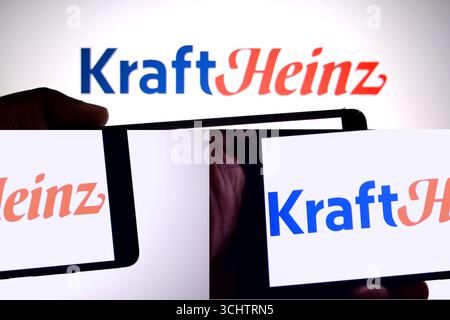 India. 3 settembre 2025. In questa illustrazione fotografica, un logo Kraft Heinz viene visualizzato su uno smartphone e sullo sfondo. (Immagine di credito: © Avishek Das/SOPA Images via ZUMA Press Wire) SOLO PER USO EDITORIALE! Non per USO commerciale! Foto Stock