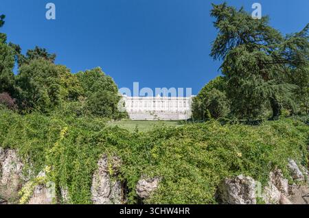 MADRID, SPAGNA - 23 AGOSTO 2015: Vista dei giardini di campo del Moro, con il Palazzo reale sullo sfondo, a Madrid, Spagna; prospettiva fisheye Foto Stock