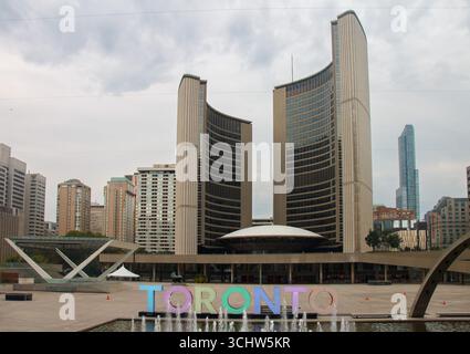 Nathan Phillips Square e il moderno municipio di Toronto nel centro di Toronto, Ontario, Canada Foto Stock