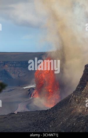 Kilauea, Stati Uniti d'America. 2 settembre 2025. La lava spara 330 metri in aria dalla bocca nord del cratere Halemaumau durante l'episodio 32 dell'eruzione sulla sommità del Kīlauea all'interno del Parco Nazionale dei Vulcani delle Hawaii, 2 settembre 2025 vicino a Hilo, Hawaii. Crediti: Christina Cauley/USGS/Alamy Live News Foto Stock